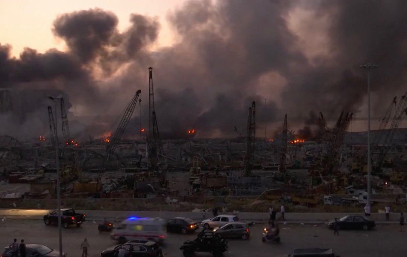 В Бейруте произошло два мощных взрыва: ударная волна разрушила полгорода